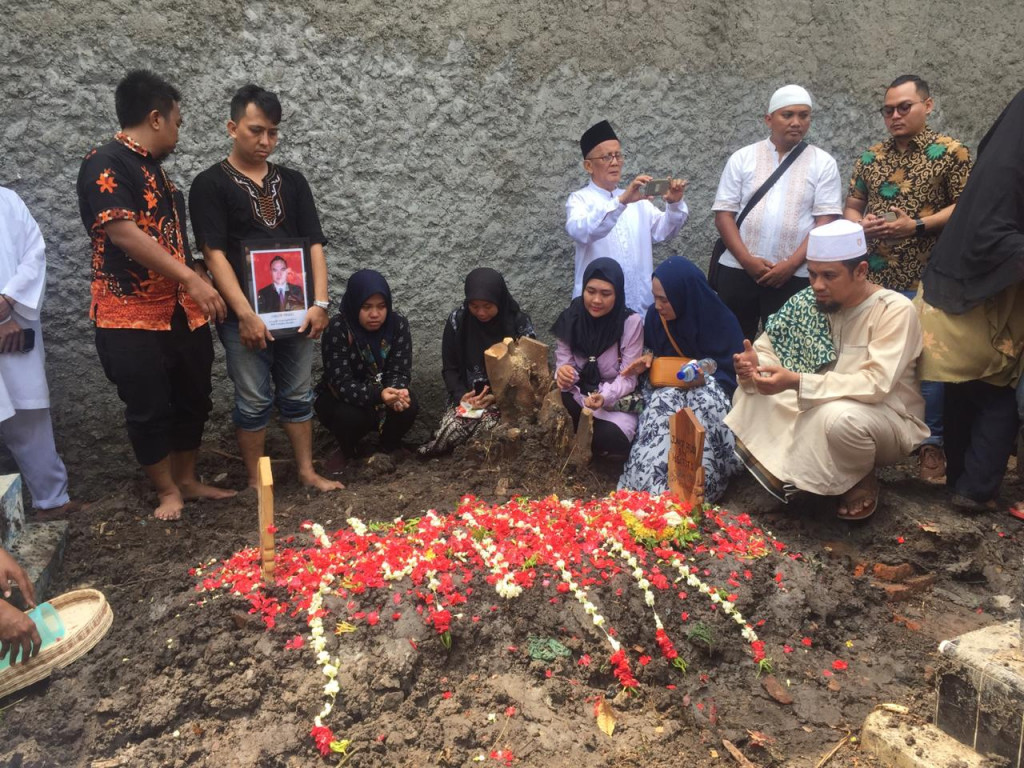 Keluarga Junior sedang berada di pemakaman. Medcom.id/Ahmad Rofahan