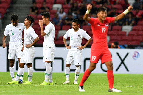 Para pemain Timnas Indonesia tertunduk lesu usai dikalahkan