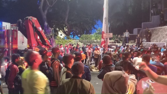 Suasana saat insiden penonton drama kolosal Surabaya Membara terserempet kereta api di Jalan Pahlawan, Surabaya. Foto: Amaluddin/Medcom.id