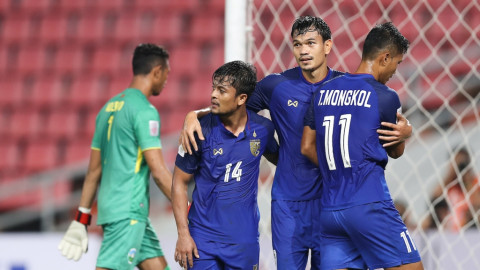 Adisak Kraisorn (tengah) mencetak enam gol untuk membawa
