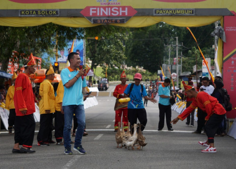 Suasana balapan itik yang jadi budaya masyarakat Sumatera Barat