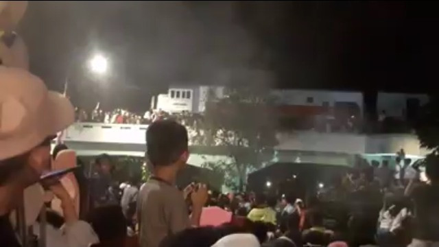 Sejumlah penonton drama kolosal 'Surabaya Membara' terserempet kereta di viaduk, Jalan Pahlawan, Surabaya. Foto: Istimewa