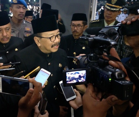  Gubernur Jatim, Soekarwo usai menggelar doa bersama Forpimda Jatim di Taman Makam Pahlawan (TMP) Kusuma Bangsa, Surabaya. Foto: Amaluddin/Medcom.id