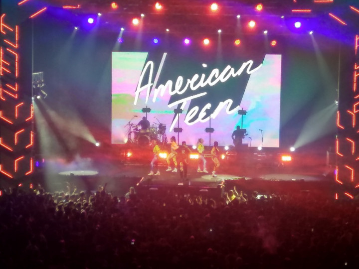 Aksi Energik Khalid saat Konser di Jakarta