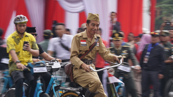 Presiden Jokowi Pakai Kostum Veteran saat Bersepeda di Bandung