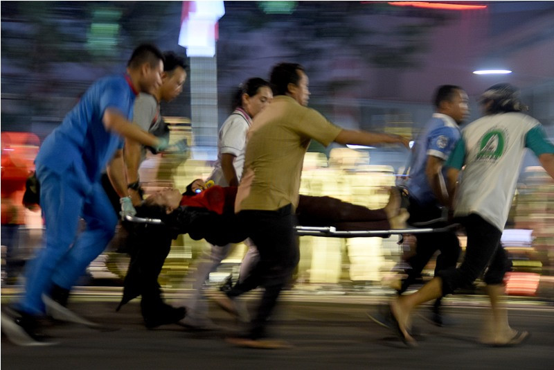 Sejumlah warga mengevakuasi korban yang terjatuh dari viaduk ketika menonton drama kolosal Surabaya Membara di Jalan Pahlawan Surabaya, Jawa Timur, Jumat (9/11/2018). ANTARA FOTO/M Risyal Hidayat.