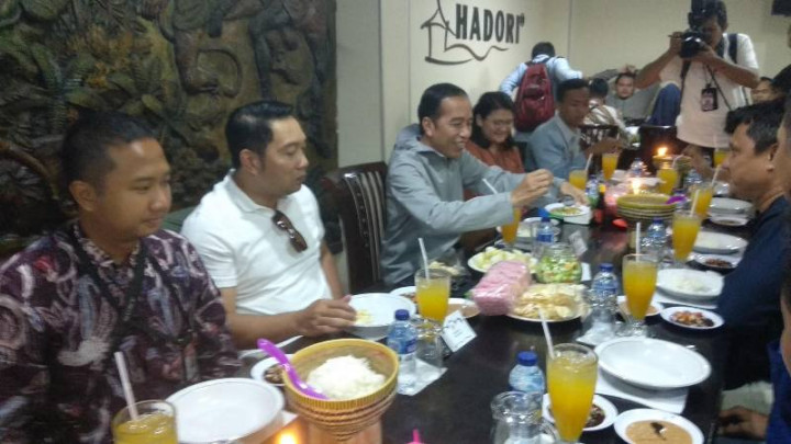 Ditemani Emil, Presiden Jokowi Santap Sate di Bandung
