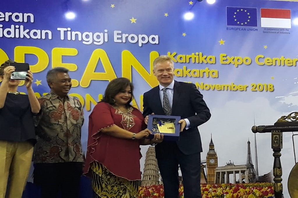 Dubes Uni Eropa untuk Indonesia Vincent Guerend (kanan) bersama Kepala Biro Kerja Sama dan Komunikasi Publik Kemenristek Dikti, Nada Marsudi., di Jakarta, 10 November 2018. (Foto: Marcheilla Ariesta)