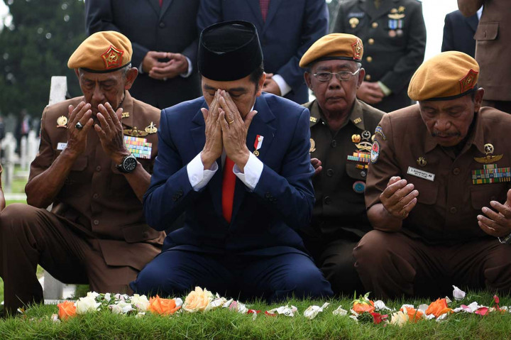 Jokowi Ziarah dan Tabur Bunga di TMPN Cikutra