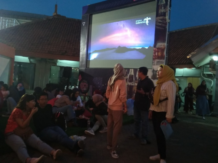 Nostalgia Menonton Layar Tancap di The 90's Festival