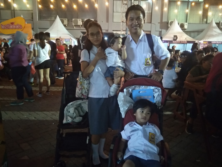 Kenang Masa Muda, Keluarga Ini Pakai Seragam Sekolah di The 90's Festival