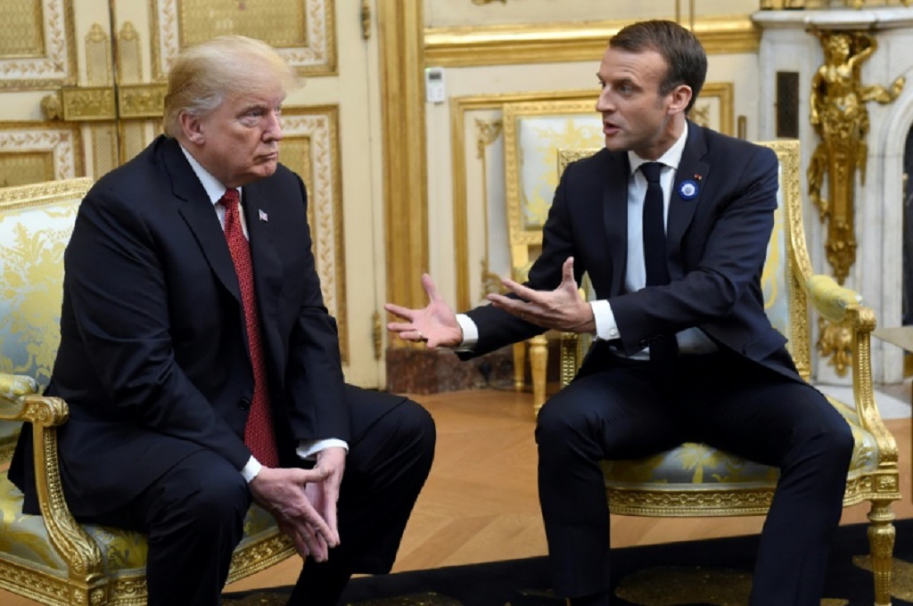 Presiden AS Donald Trump (kiri) bersama Presiden Prancis Emmanuel Macron. (Foto: AFP / SAUL LOEB)