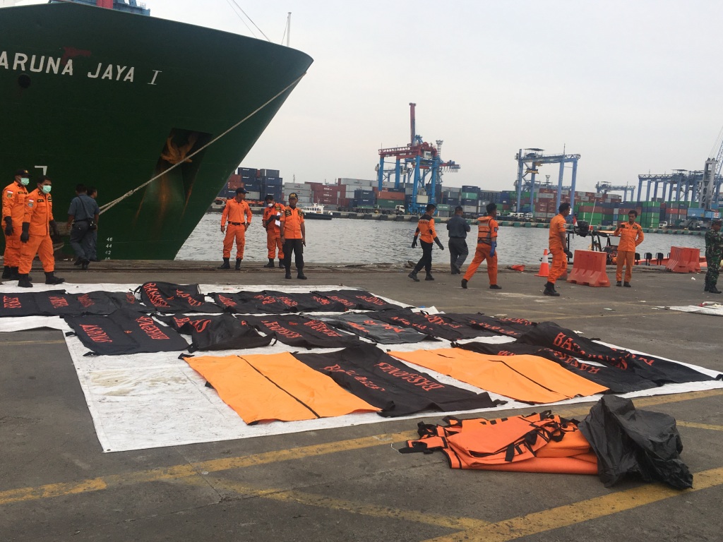 Kantong jenazah insiden Lion Air tiba di Jakarta. Foto: Medcom.id/Dian Ihsan Siregar.