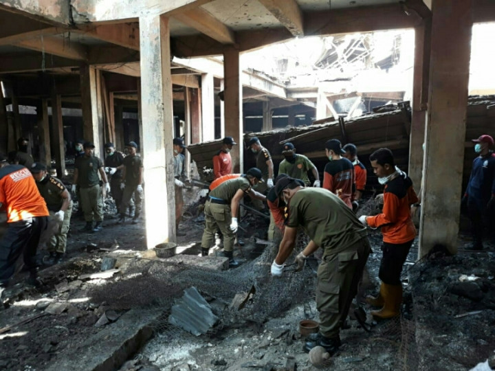 Masyarakat Bantu Bersihkan Puing Bangunan Pasar Legi