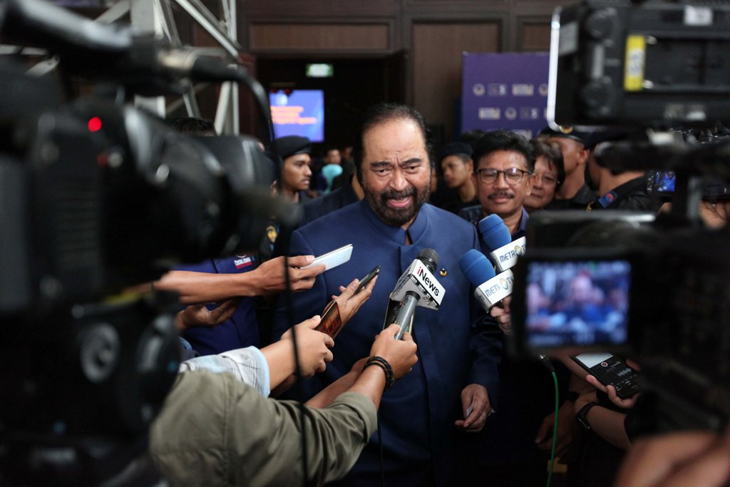 etua Umum Partai NasDem Surya Paloh menjawab pertanyaan wartawan di Karanganyar. MI/Rommy Pujianto.