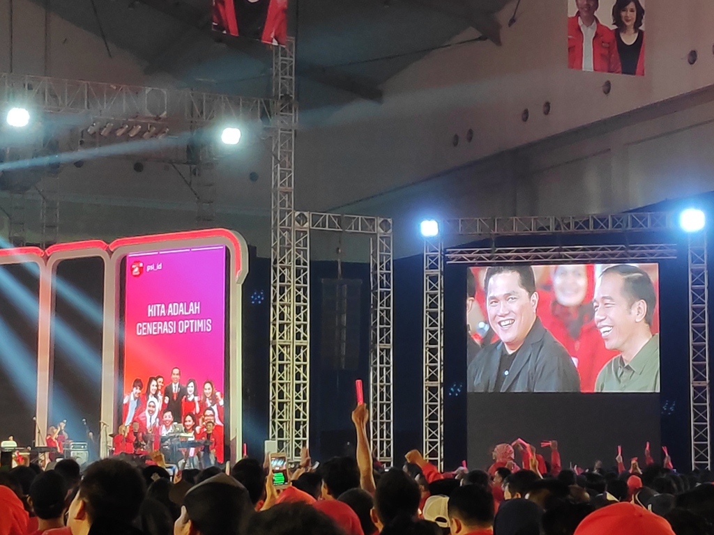 Presiden Joko Widodo dan Ketua Tim Kampanye Nasional Jokowi-Ma'ruf Erick Thohir terlihat tertawa di layar. Medcom.id/M Sholahadhin Azhar.