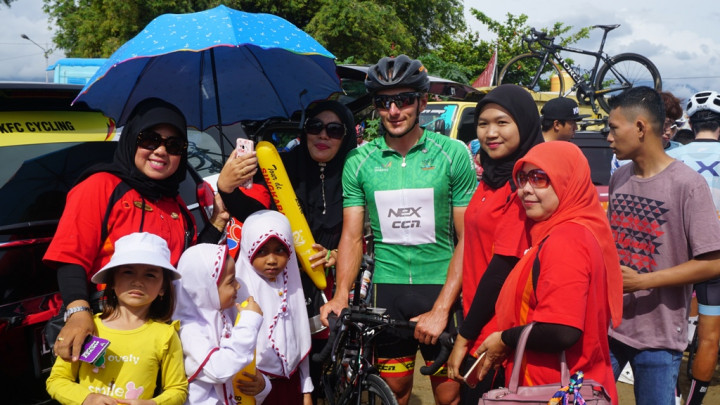 Penduduk Lokal Buru Pembalap Asing TdS 2018