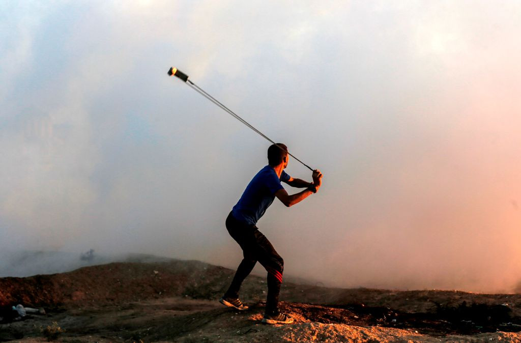 Seorang warga Palestina mencoba membalas serangan tentara Israel. (Foto: AFP)