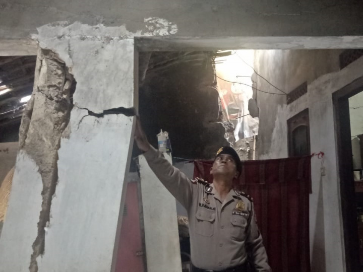 Tiga Rumah di Cirebon Ambruk Akibat Pergeseran Tanah