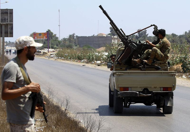 Pasukan Libya melakukan patroli di sekitar wilayah Zliten pada 23 Agustus 2018. (Foto: AFP).