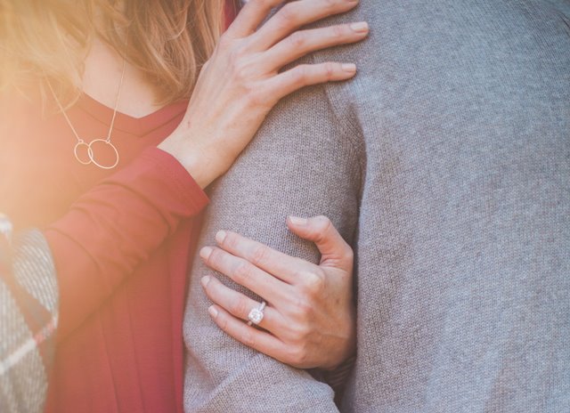 Lalu apakah pasangan yang jarang bertengkar tidak akan mendapatkan efek positif dari bertengkar? Simak informasinya. (Foto: Heather Mount/Unsplash.com)