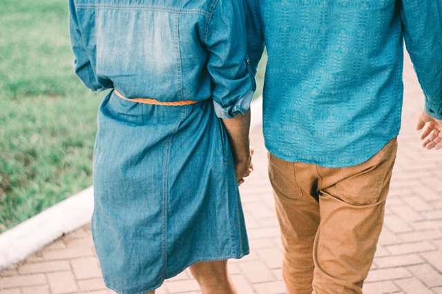 Pakaian dari pasangan Anda mungkin bisa menjadi salah satu hal yang bisa digunakan, terutama ketika Anda membutuhkan rasa nyaman. (Foto: Hian Oliveira/Unsplash.com)