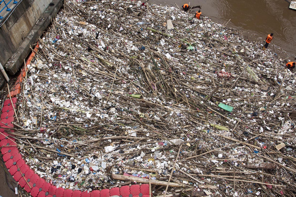 Sampah Menumpuk di Pintu Air Manggarai