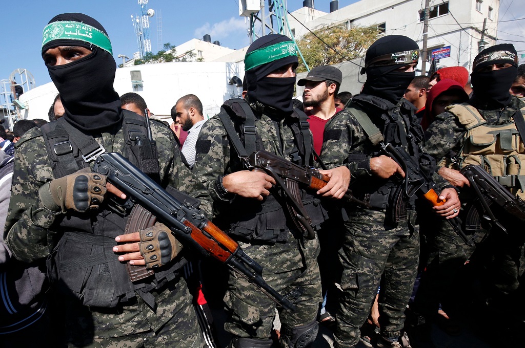 Anggota sayap militer Hamas menghadiri pemakaman tujuh warga Palestina di Jalur Gaza, 12 November 2018 (Foto: AFP/SAID KHATIB)
