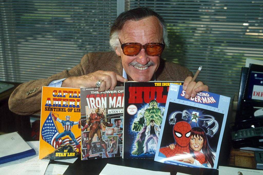 Stan Lee bersama komik garapannya (Foto: ARALDO Di CROLLALANZA/REX/Shutterstock)