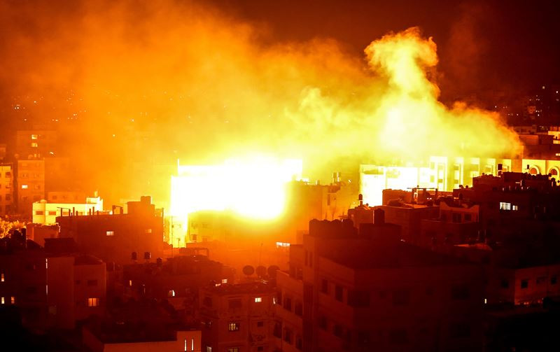 Gedung Al-Aqsa TV di Gaza, Palestina terbakar akibat serangan udara Israel. (Foto: AFP).