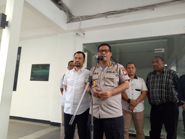 Ratna Sarumpaet Mengisi Hari dengan Membaca