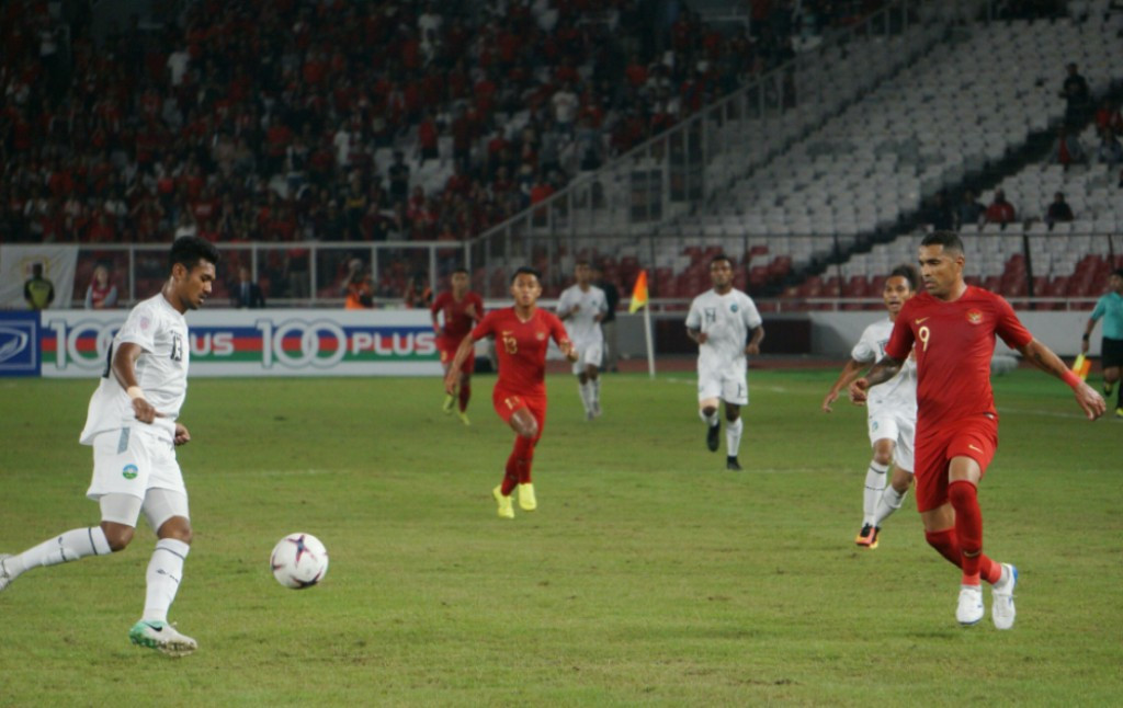 Momen saat striker Indonesia Alberto Goncalves (kanan) berduel dengan pemain Timor Leste (Foto: Medcom.id/Kautsar Halim)