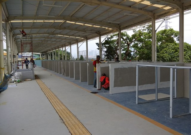 Kewalahan Mengusir PKL di Skybridge Tanah Abang