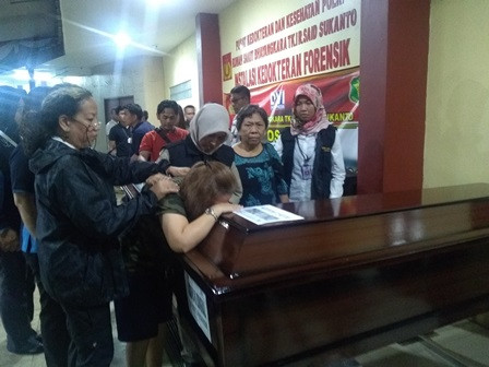 Isak Tangis Mengiringi Penyerahan Jenazah Pramugari Lion