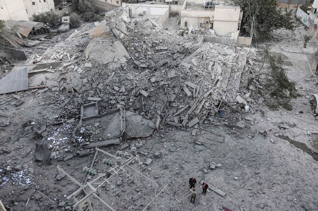 Puing dari bangunan yang hancur terkena serangan udara Israel di Jalur Gaza, 13 November 2018. (Foto: AFP/MAHMUD HAMS)