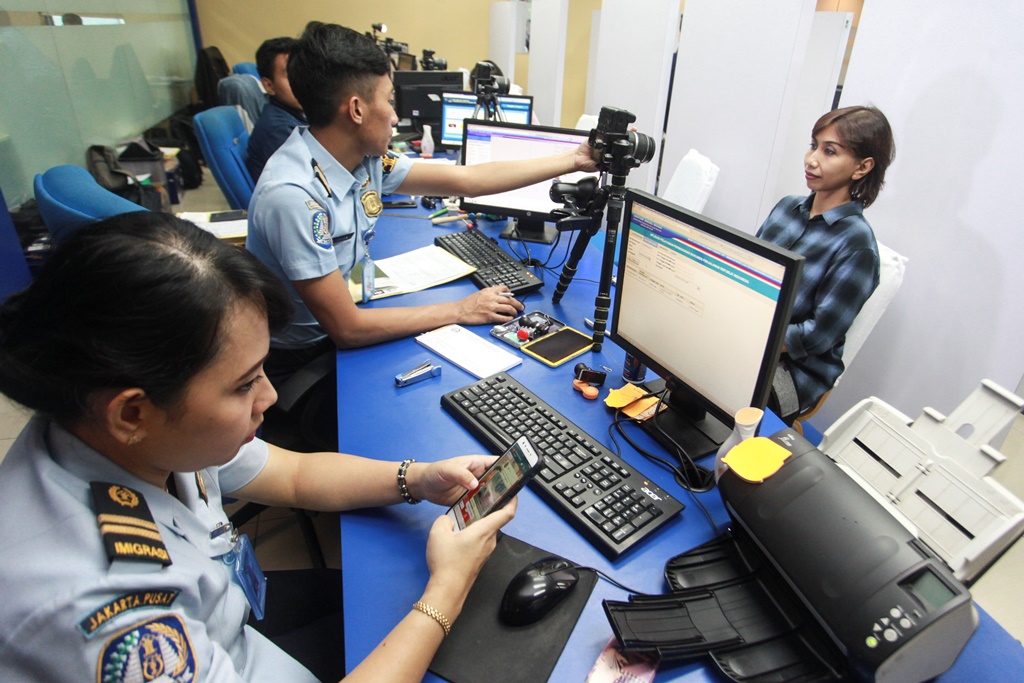 Ilustrasi: Pembuatan paspor di Kantor Imigrasi (Foto:Antara/Muhammad Adimaja)
