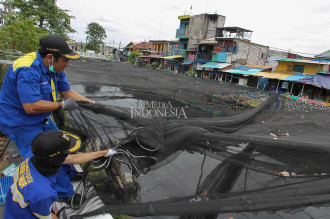 Banyak Sampah, Waring Kali Item Dicopot