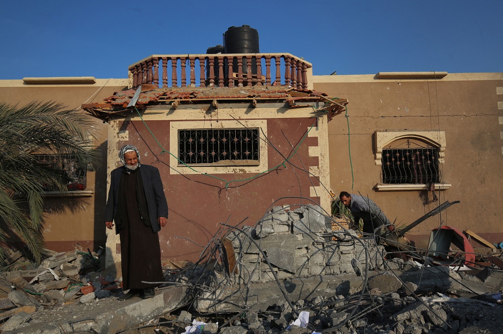 Seorang warga berada di antara reruntuhan rumah di Rafah, Jalur Gaza, 14 November 2018, yang hancur terkena serangan udara Israel. (Foto: AFP/SAID KHATIB)