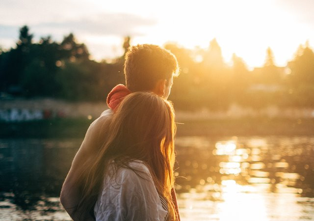 Ketika Anda merasa tidak bahagia dalam hubungan Anda, Anda mungkin akan sering membandingkan hubungan Anda atau pasangan Anda dengan orang lain. (Foto: Jonas Weckschmied/Unsplash.com)