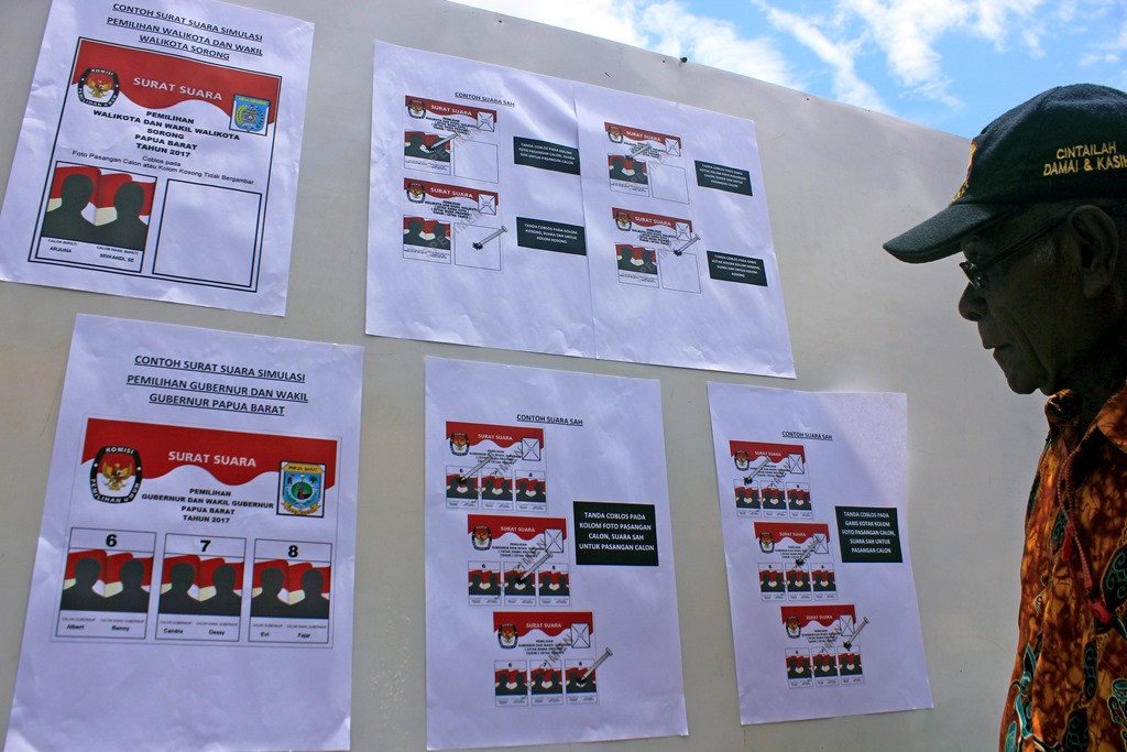 IlustrasI: Warga  melihat contoh kertas suara pada simulasi pemungutan suara (Foto:Antara/Olha Mulalinda)