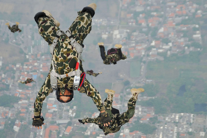 Atraksi Terjun Payung Meriahkan HUT ke-73 Korps Marinir