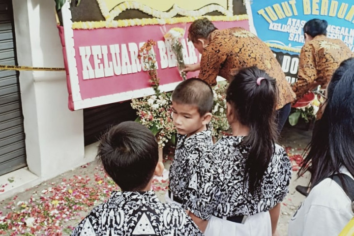 Guru dan Murid Tabur Bunga di Lokasi Tewasnya Satu Keluarga