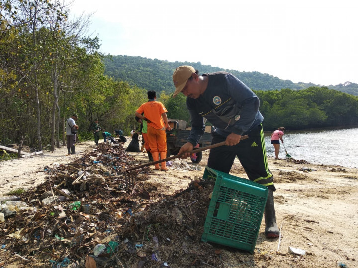 Sampah Masih Menghantui Karimunjawa