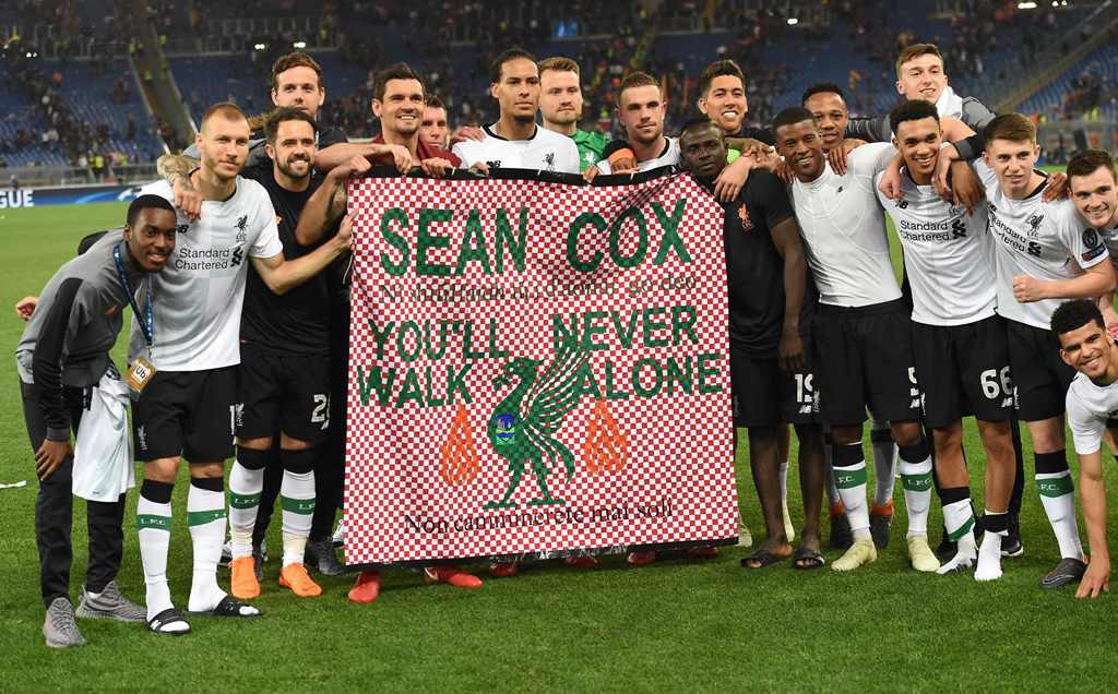 Bentuk dukungan para pemain Liverpool untuk kesembuhan Sean Cox. (AFP PHOTO / Paul ELLIS)