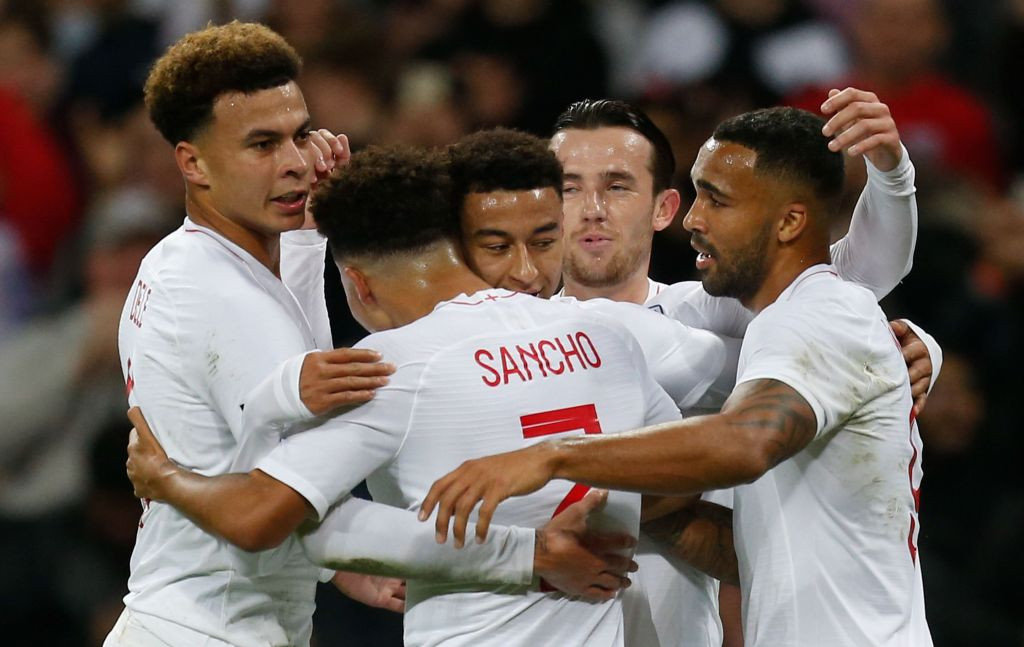 Momen saat para pemain Inggris merayakan gol Jesse Lingard (tengah) ke gawang Amerika Serikat (Foto: AFP/Ian Kington)