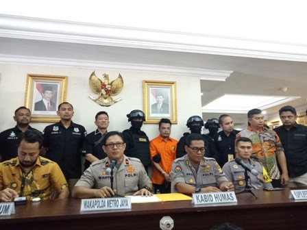 Wakapolda Metro Jaya Brigjen Wahyu Hadiningrat (kedua dari kiri) berdampingan dengan Kabid Humas Polda Metro Jaya Kombes Argo Yuwono . Medcom.id/ Siti Yona