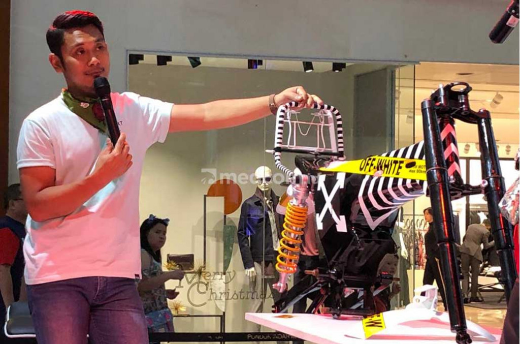 Punggawa Katros Garage, Atenx mulai menggarap custom bike terbaru pesanan Gibran Rakabuming. medcom.id/Ahmad Garuda