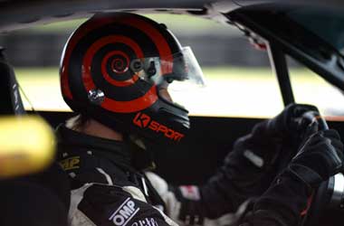 Beda Helm untuk Balap Mobil dan Motor