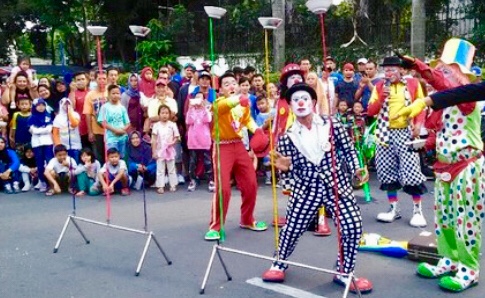 Aksi Amal Atraksi Badut Membius Warga di CFD