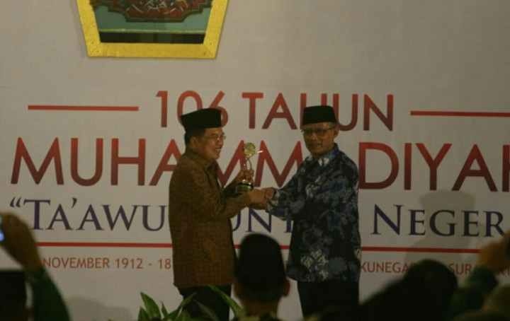 JK Persembahkan Penghargaan Kemanusiaan untuk Ibu dan Istri